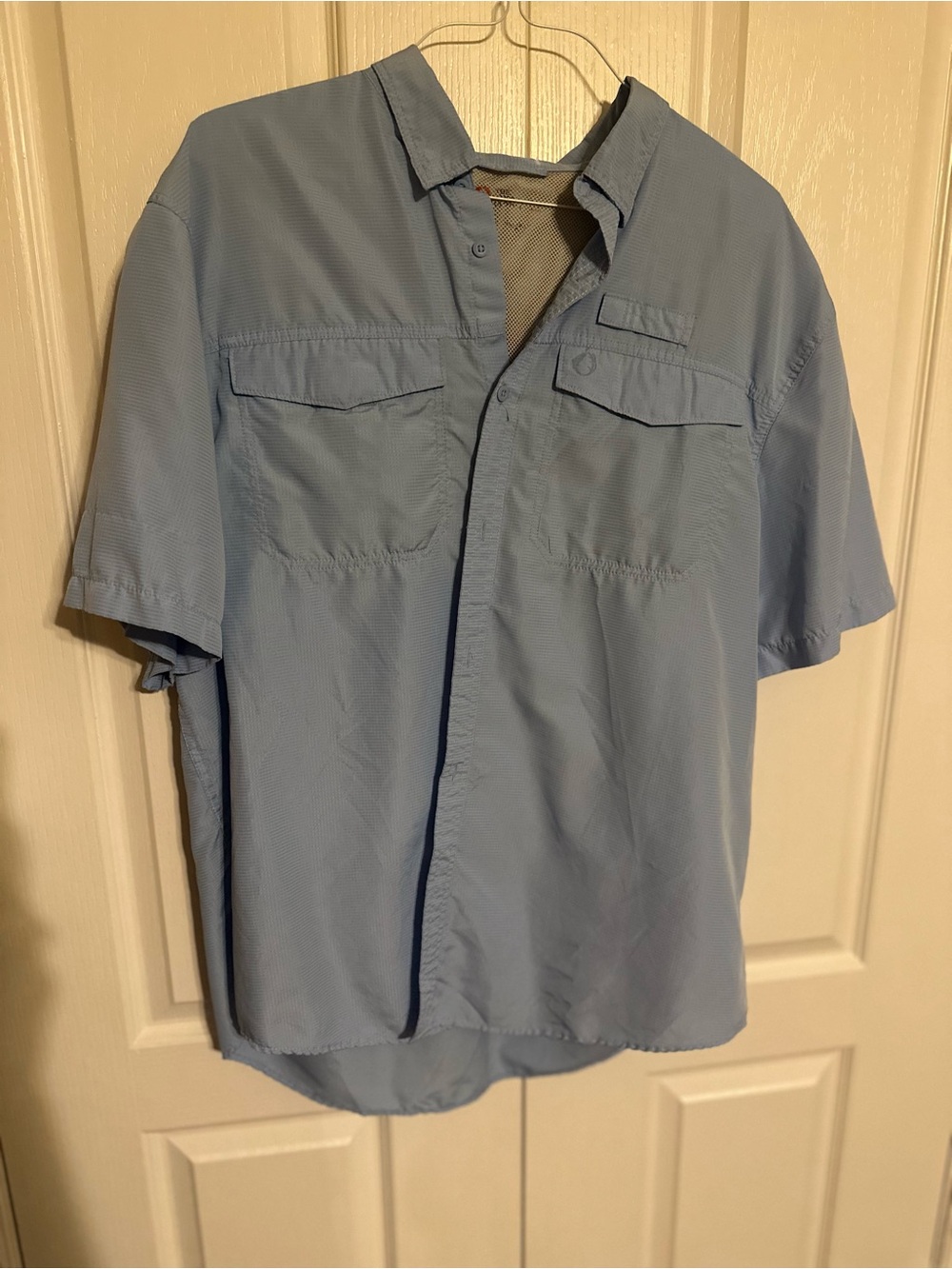 Men's Short-Sleeve Casual Button-Down Shirt in Light Blue